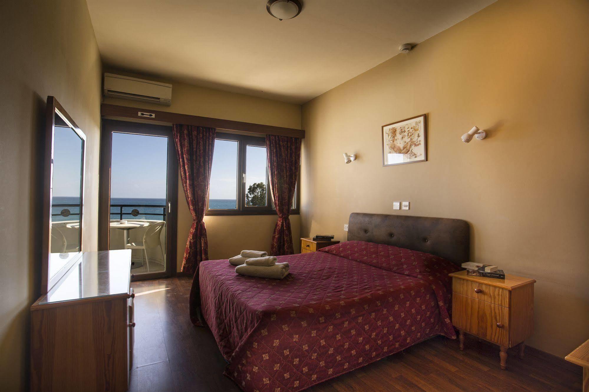 Pigeon Beach Hotel Apartments Limassol Eksteriør billede